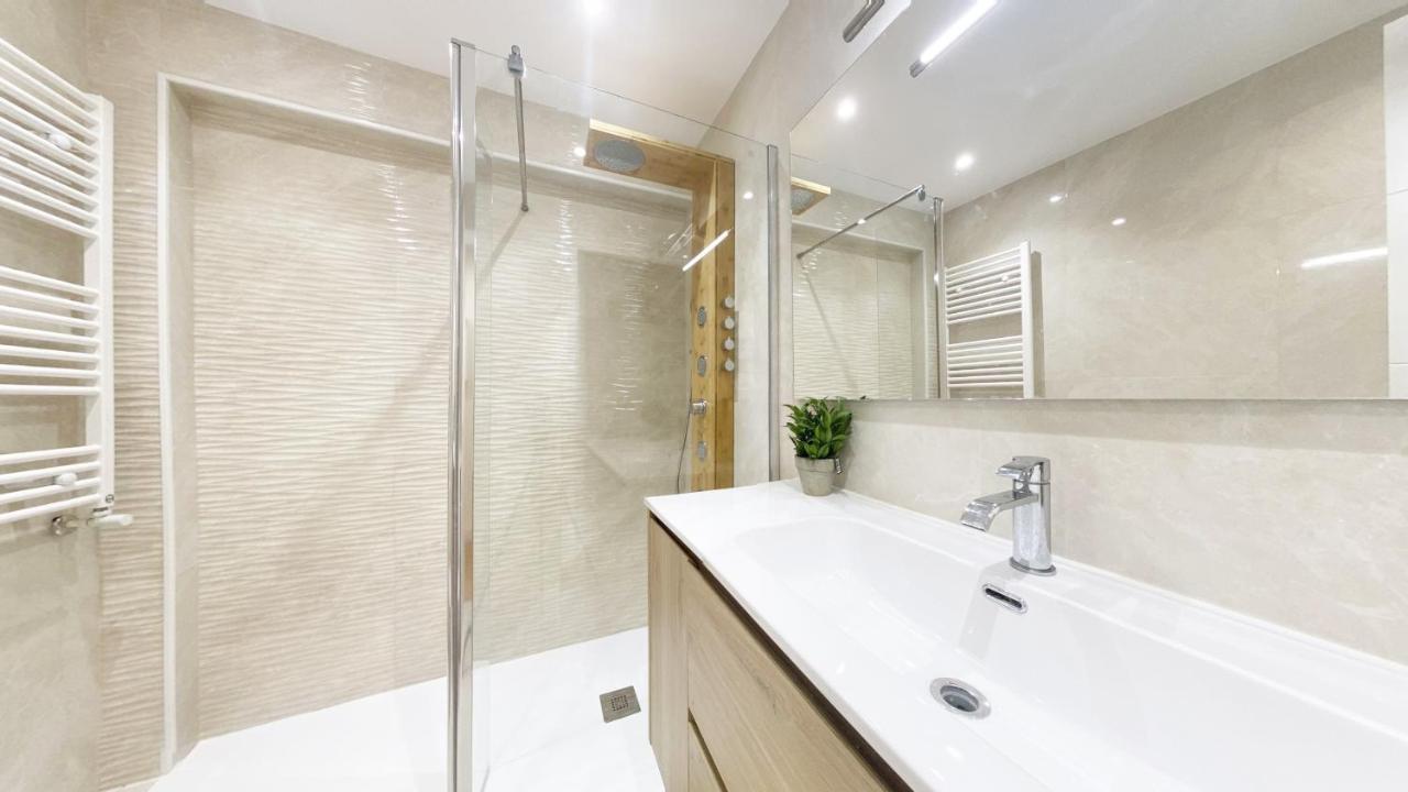 Miramar Luxurious Flat, 3 Double Rooms, Free Parking, Terrace, Completely New Appartamento *