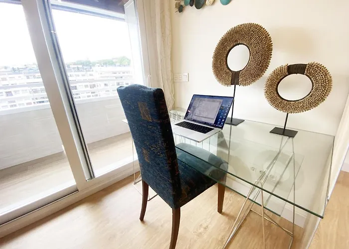 Miramar Luxurious Flat, 3 Double Rooms, Free Parking, Terrace, Completely New